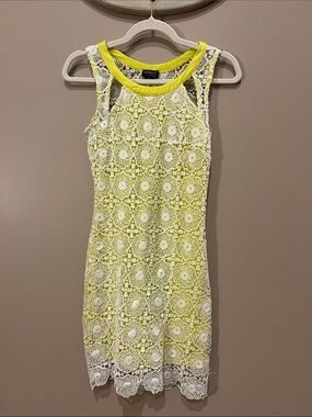 Hommage from Los Angeles White Lace Overlay Yellow Sheath Dress Women’s Small